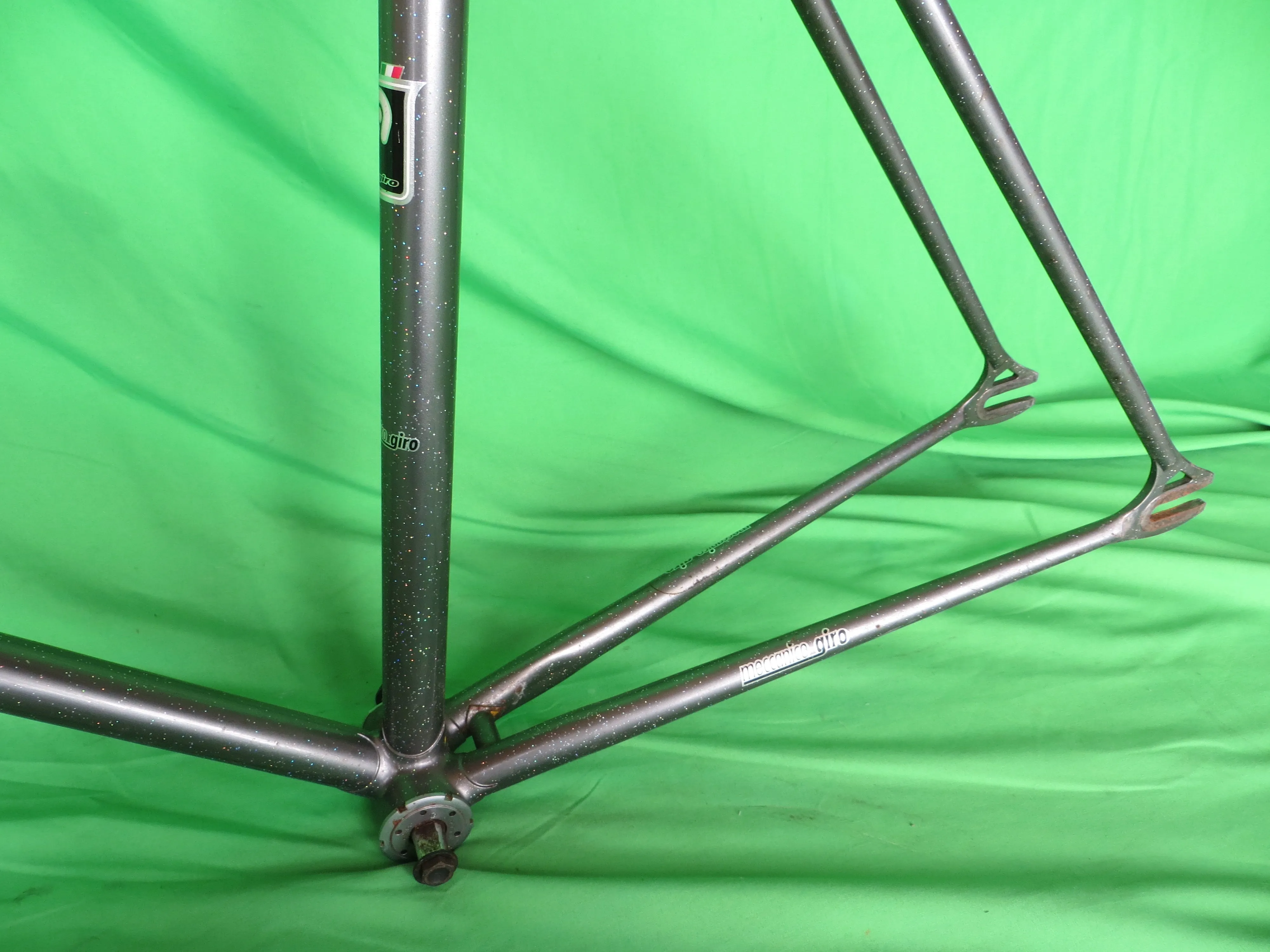 Giro // Gray Metallic with Rainbow Flake // 53.5cm