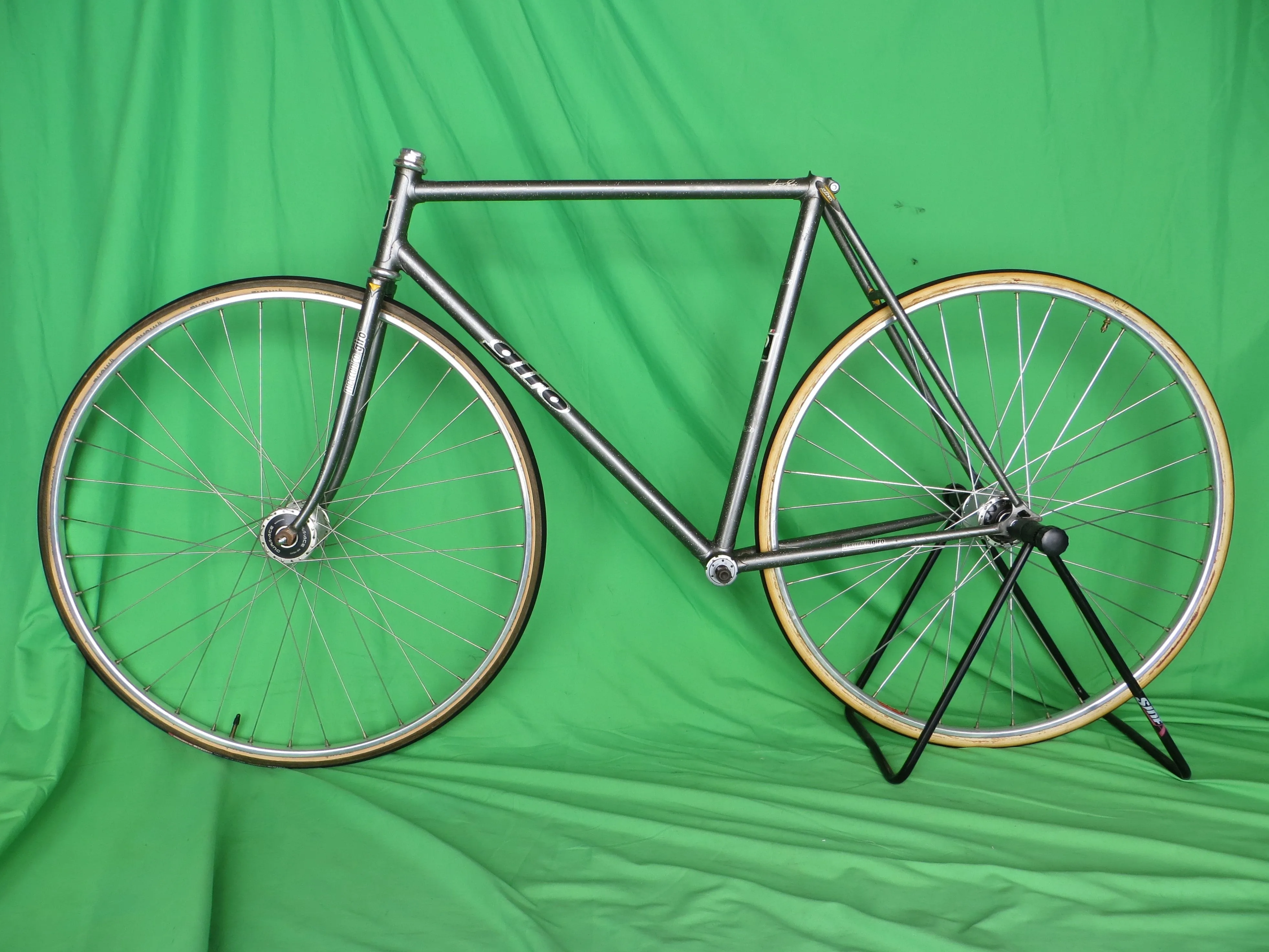 Giro // Gray Metallic with Rainbow Flake // 53.5cm