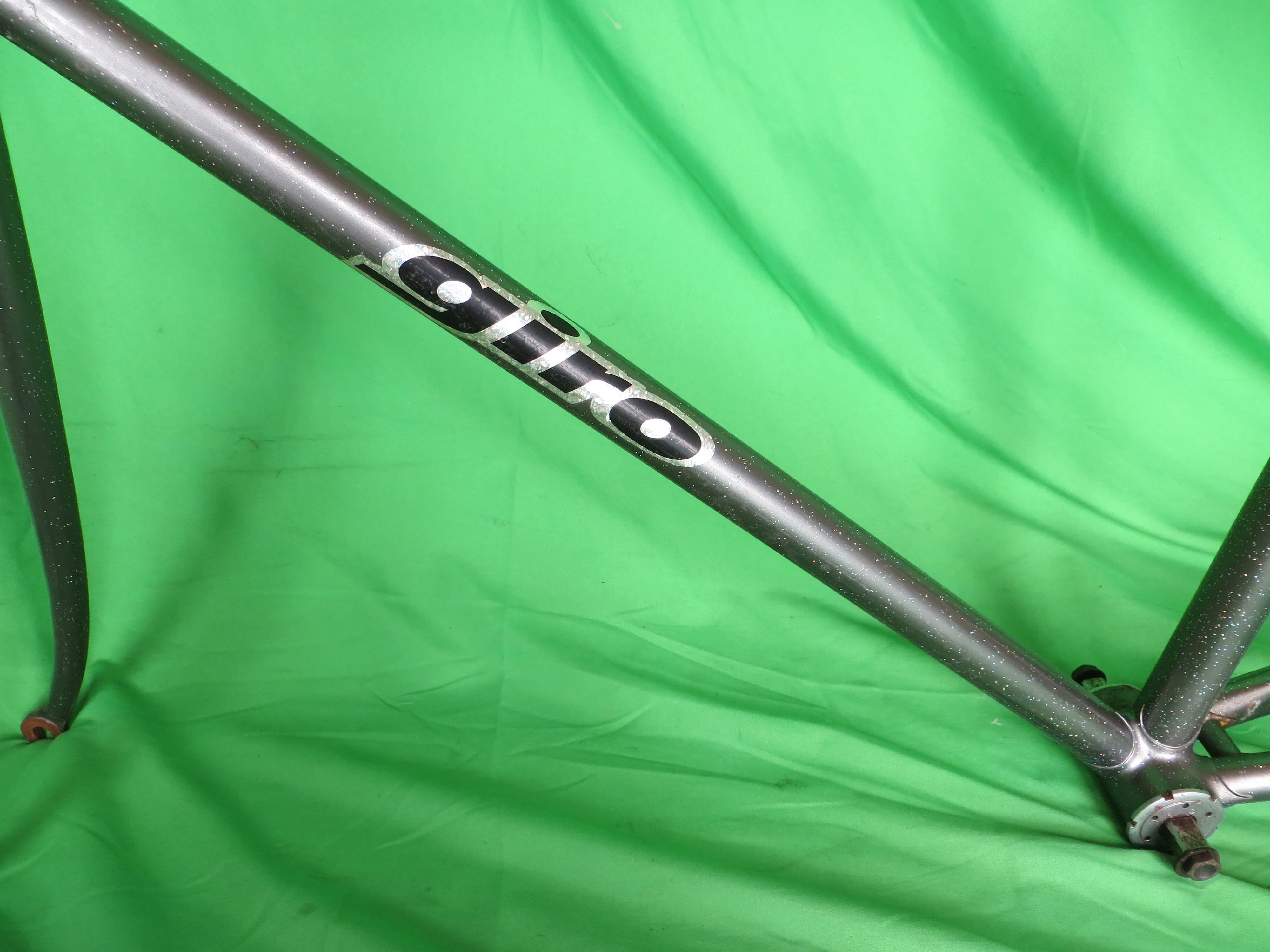 Giro // Gray Metallic with Rainbow Flake // 53.5cm