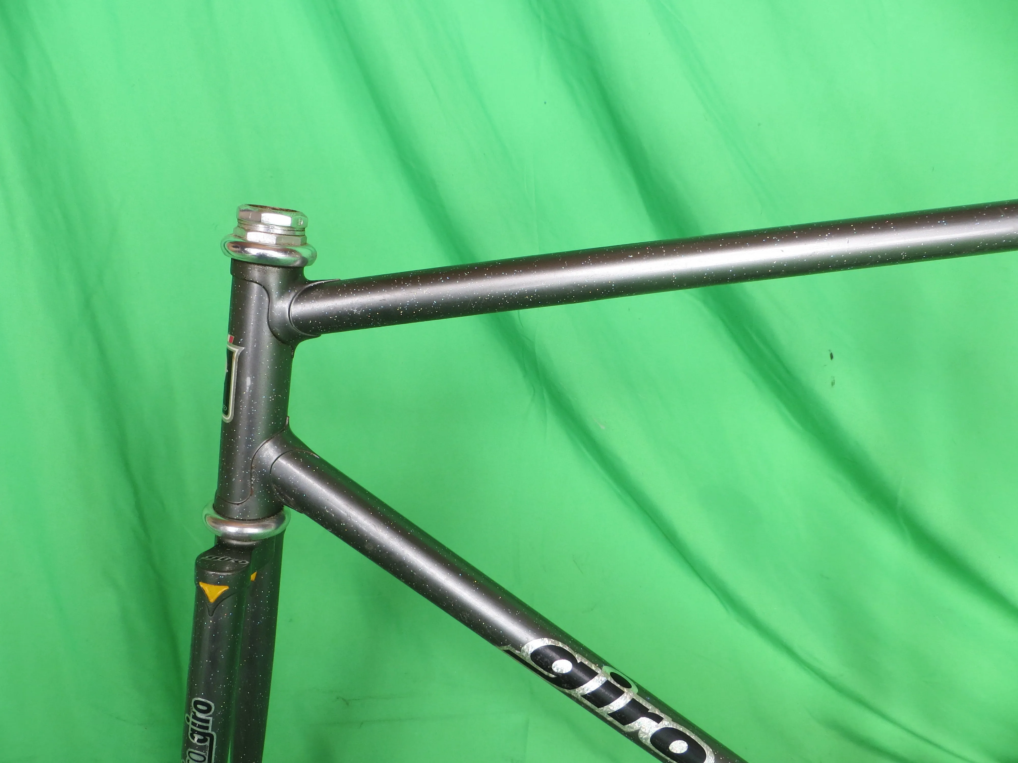 Giro // Gray Metallic with Rainbow Flake // 53.5cm