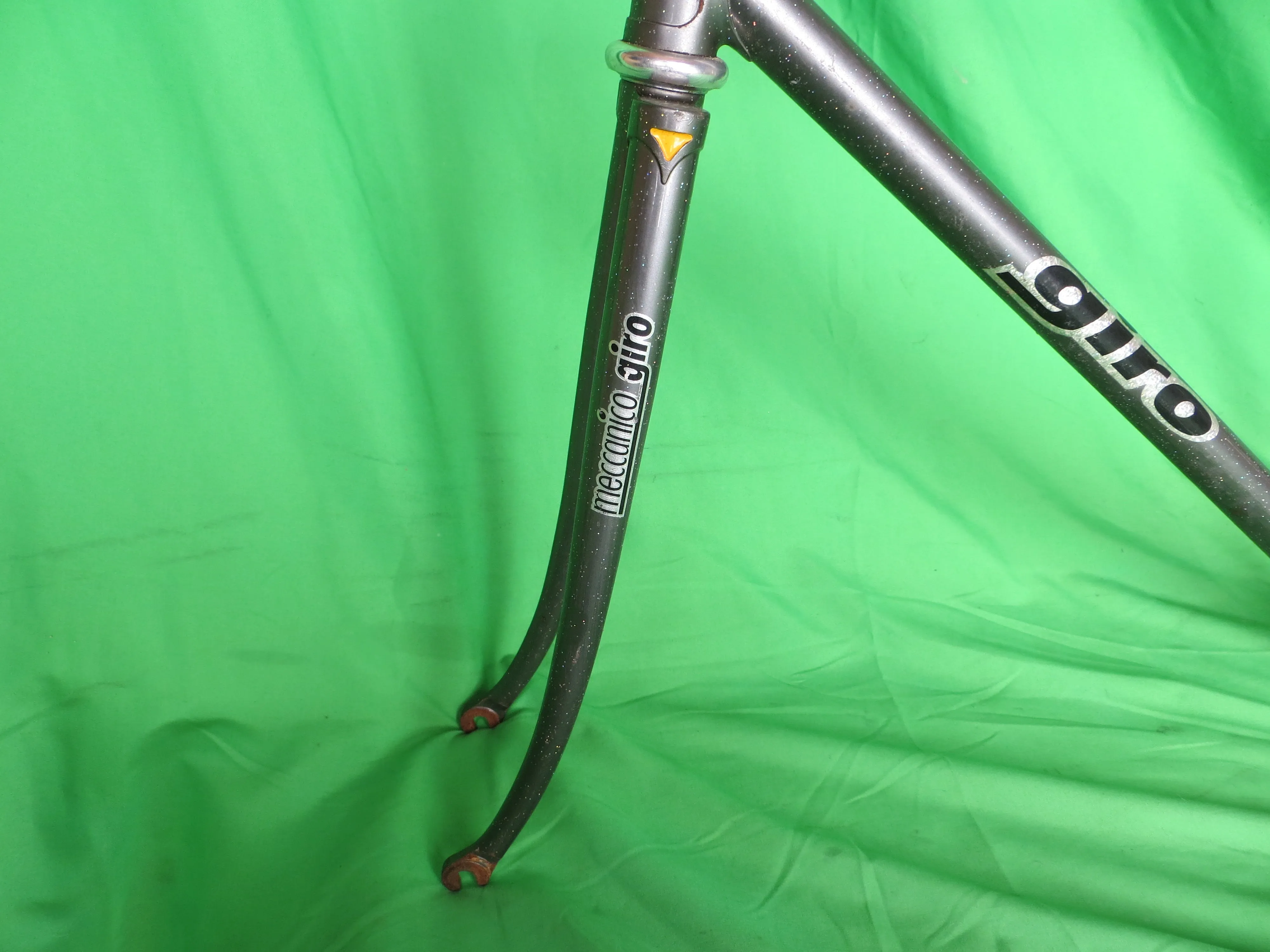 Giro // Gray Metallic with Rainbow Flake // 53.5cm