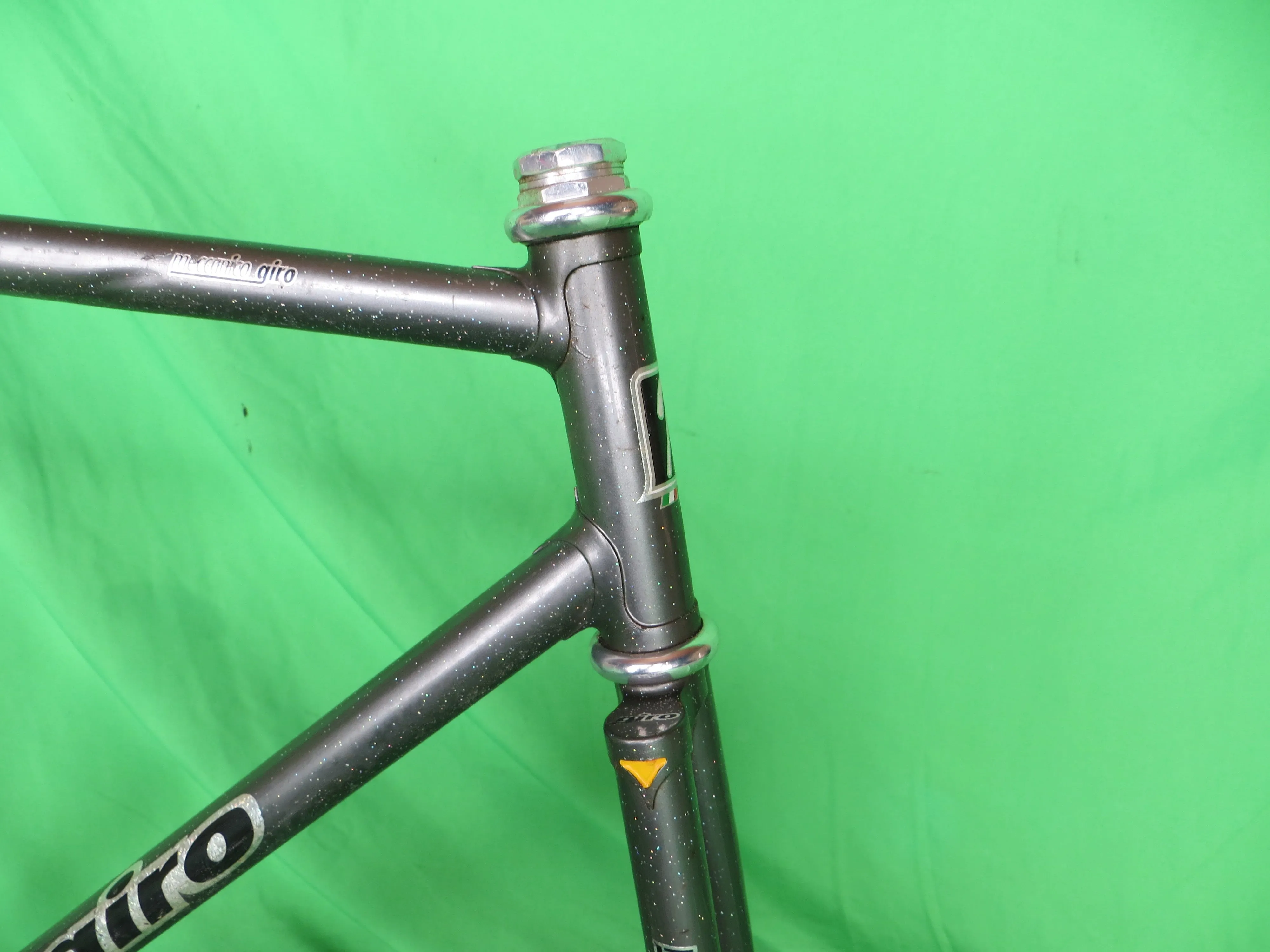 Giro // Gray Metallic with Rainbow Flake // 53.5cm