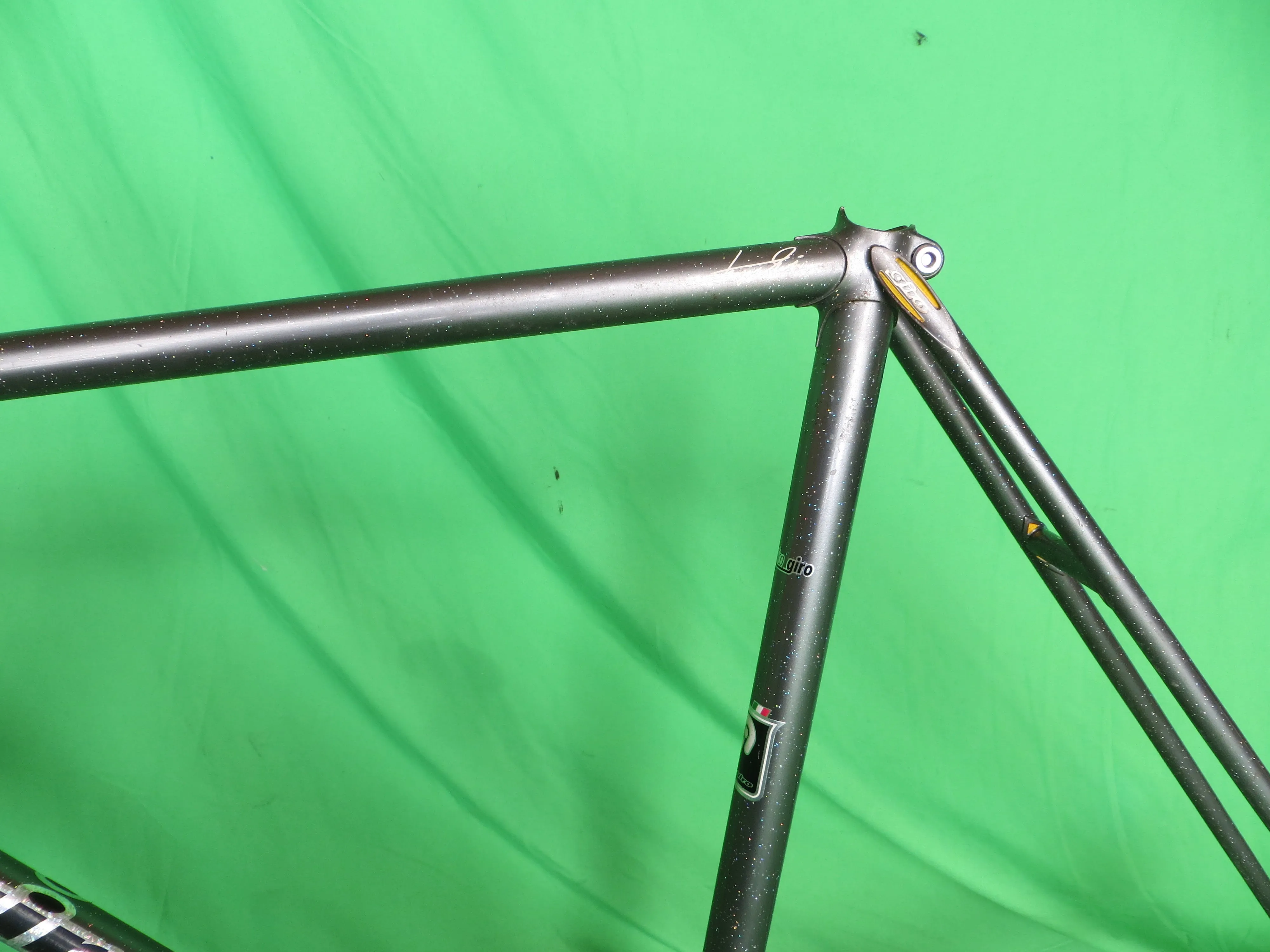 Giro // Gray Metallic with Rainbow Flake // 53.5cm