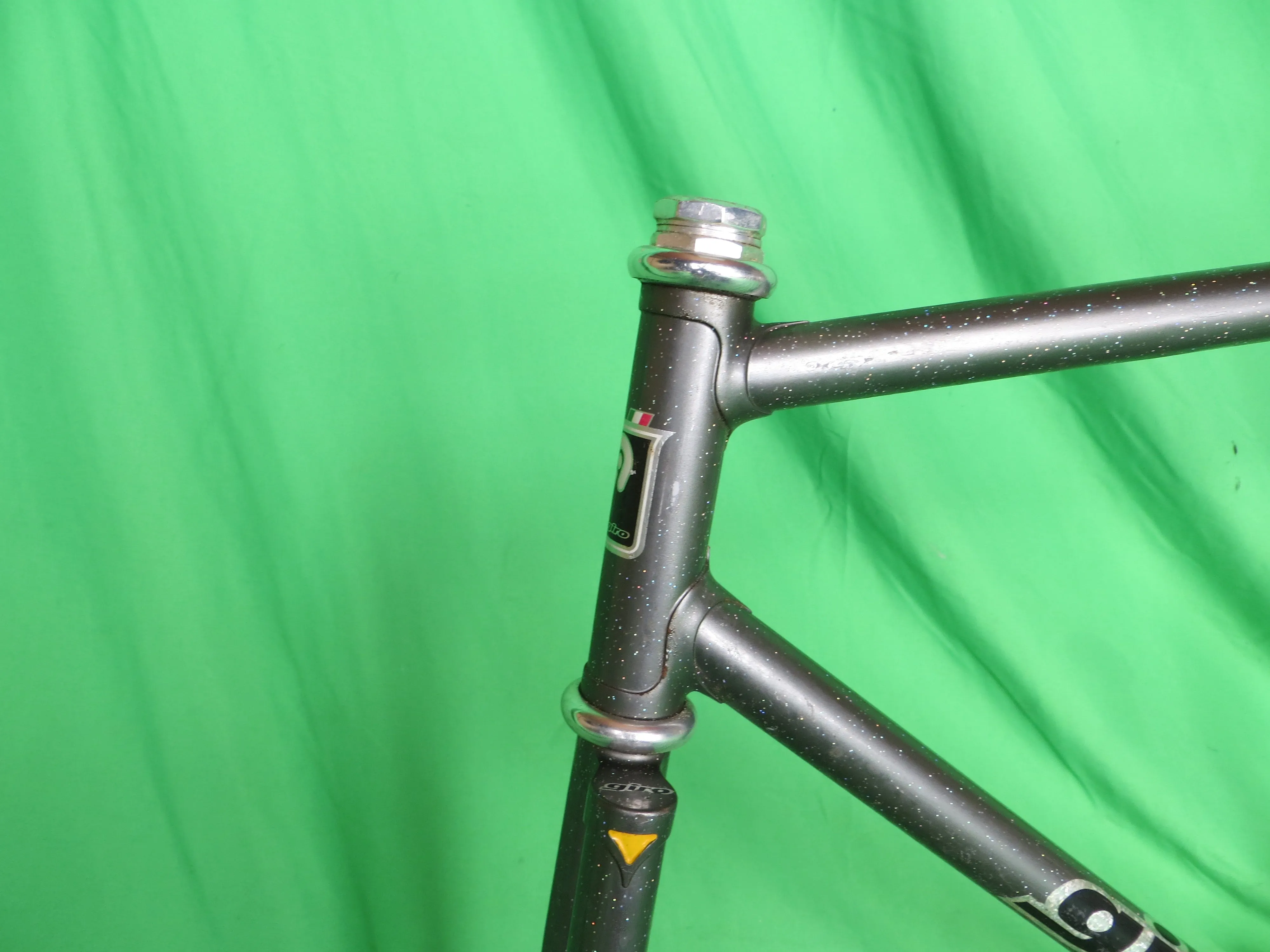 Giro // Gray Metallic with Rainbow Flake // 53.5cm